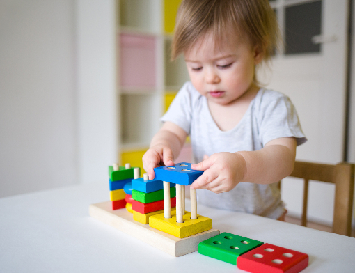 Criança utilizando brinquedo inteligente colorido