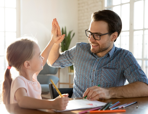 Filha batendo na mão do pai após acertar atividade escolar