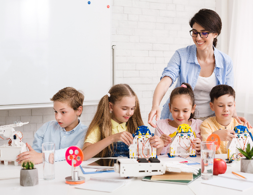Professora ensinando de forma divertida seus alunos