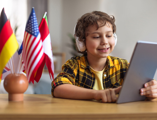 Criança com tablet em mãos aprendendo outros idiomas
