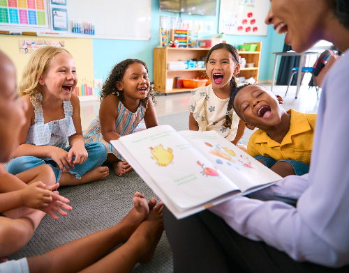 Crianças em ambiente escolar em uma roda ouvindo histórias